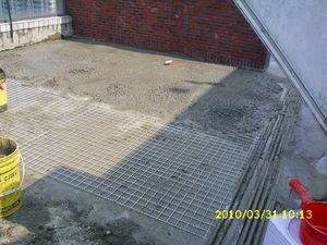 水泥攪伴填補地面加舖鐵絲網可強化屋頂防水結構