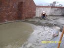 水泥攪伴填補地面加舖鐵絲網可強化屋頂防水結構
